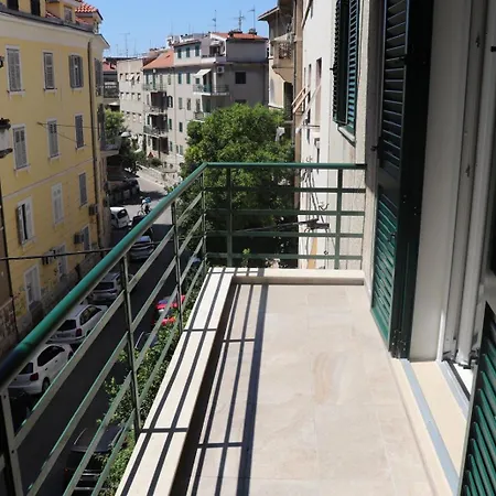 Mimica, Center Daire