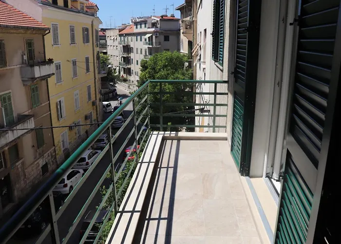 Mimica, Center Daire