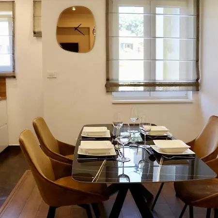 Mimica, Center Apartment Split