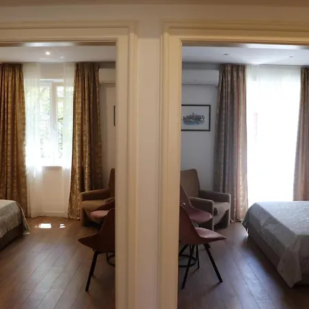 Apartment Mimica, Center Split