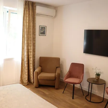 Mimica, Center * Σπλιτ