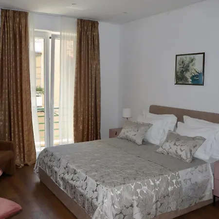 Apartman Mimica, Center *