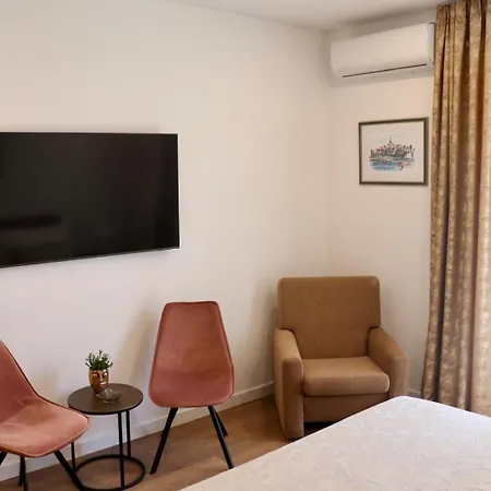Mimica, Center Apartment Split