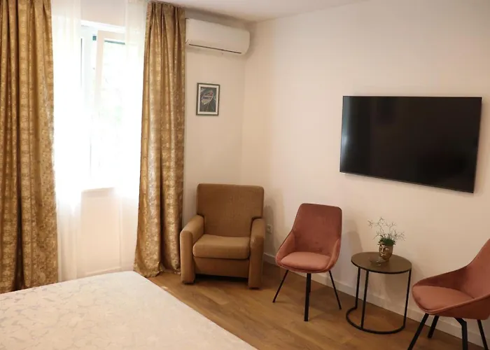 Mimica, Center * Split