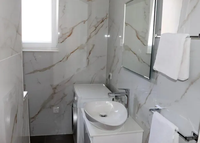 Mimica, Center Split